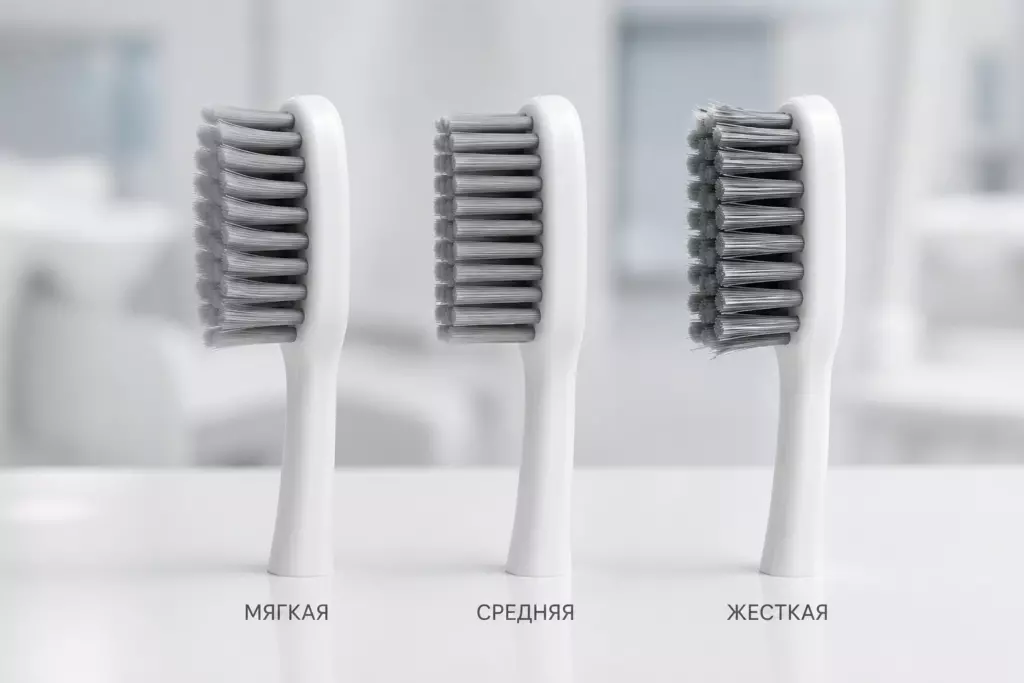 Жесткая зубная щетка: кому нельзя и почему она опасна - Vivadent